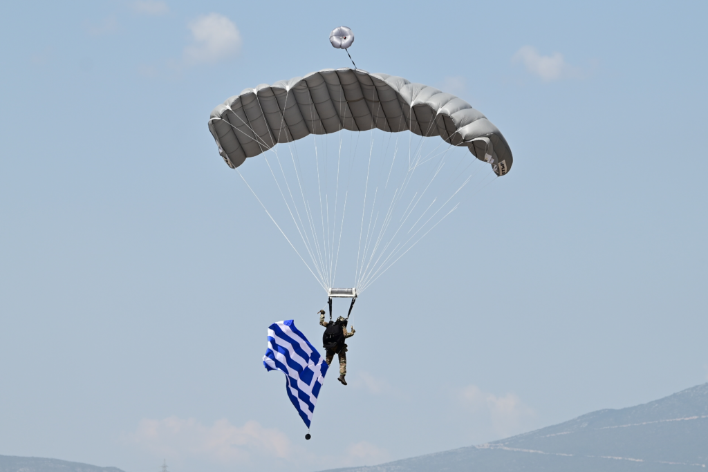 Athens Flying Week: Eντυπωσιακές υπερπτήσεις στην Τανάγρα στο πλαίσιο του διήμερου αεροπορικού σόου