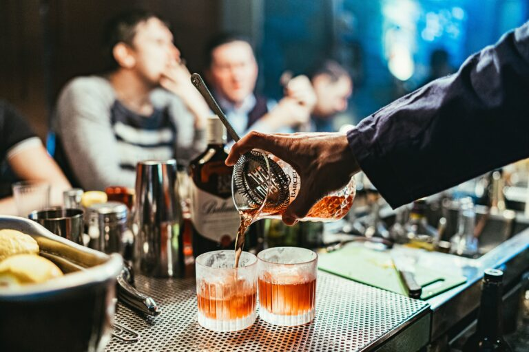 Κερνούσαν σφηνάκια με τα υπολείμματα των ποτών – Προσωρινό λουκέτο από την ΑΑΔΕ σε 28 μπαρ στην Κέρκυρα