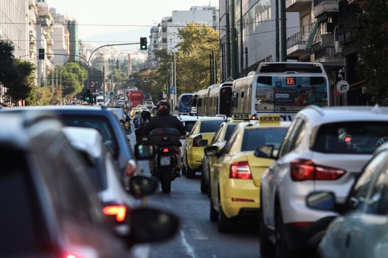 Πανελλαδική απεργία ΑΔΕΔΥ για το εργασιακό νομοσχέδιο: Ποιοι συμμετέχουν – Μεγάλη ταλαιπωρία στους δρόμους της Αθήνας