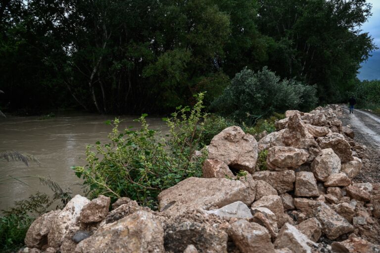 Λαμία: Οχυρώνουν με αναχώματα τον Σπερχειό για να μην υπερχειλίσει – Καλύτερη σήμερα η εικόνα, σύμφωνα με τον Δήμαρχο Λαμιέων