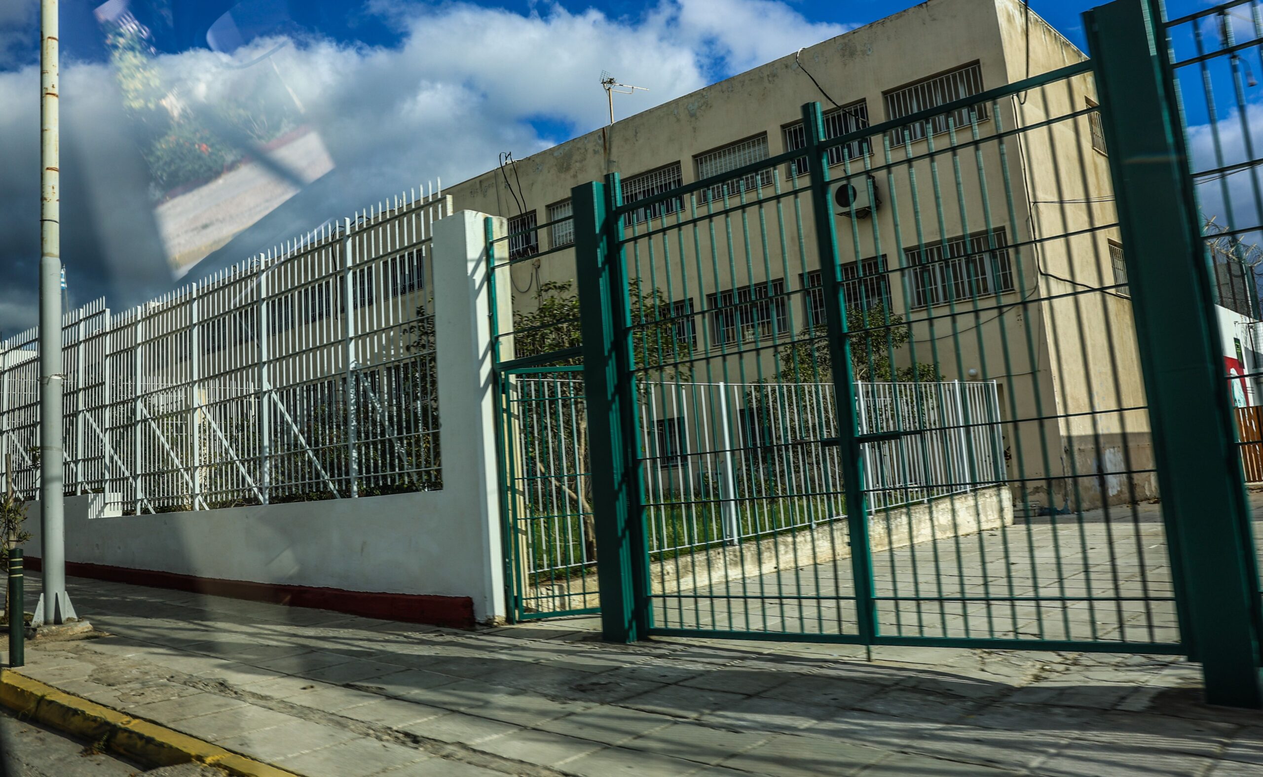 Απετράπη η εισαγωγή κάνναβης και κινητών τηλεφώνων στις φυλακές Κορυδαλλού – Συνελήφθη σωφρονιστικός υπάλληλος