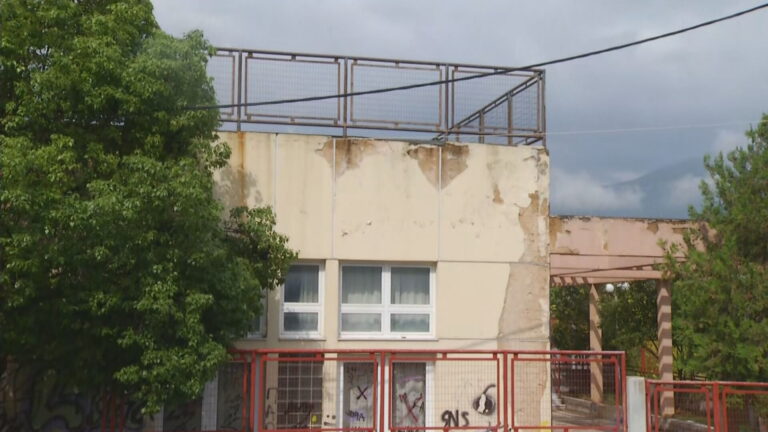 Η ΕΡΤ στο σχολείο της Λαμίας όπου τραυματίστηκε σοβαρά 13χρονος όταν έπεσε από ύψος 5 μέτρων