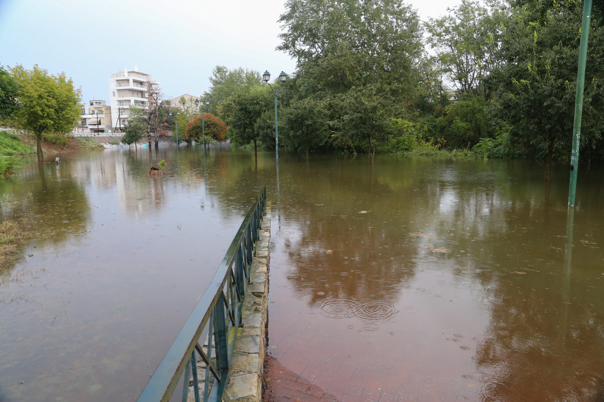 Λάρισα: Διασώθηκε με βάρκα από την 8η ΕΜΑΚ γυναίκα που έπεσε στον Πηνειό