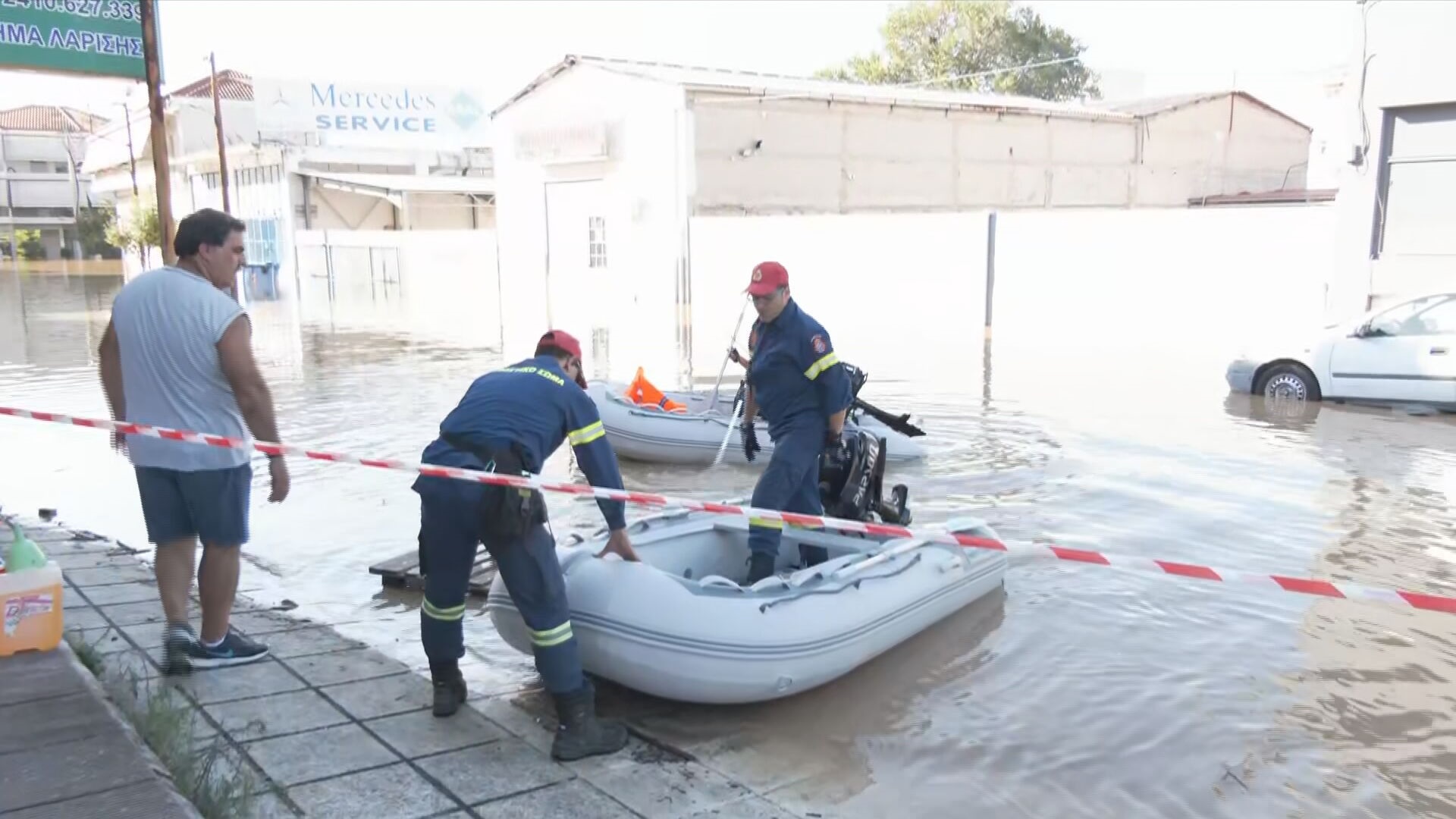 Λάρισα: Επιχείρηση διάσωσης οικογένειας με νεογέννητο μωρό στη Νέα Σμύρνη