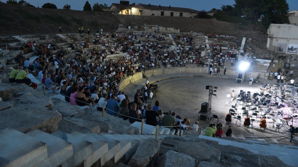To αρχαίο θέατρο της Λάρισας αποδόθηκε στους πολίτες – Ιστορική στιγμή για την περιοχή