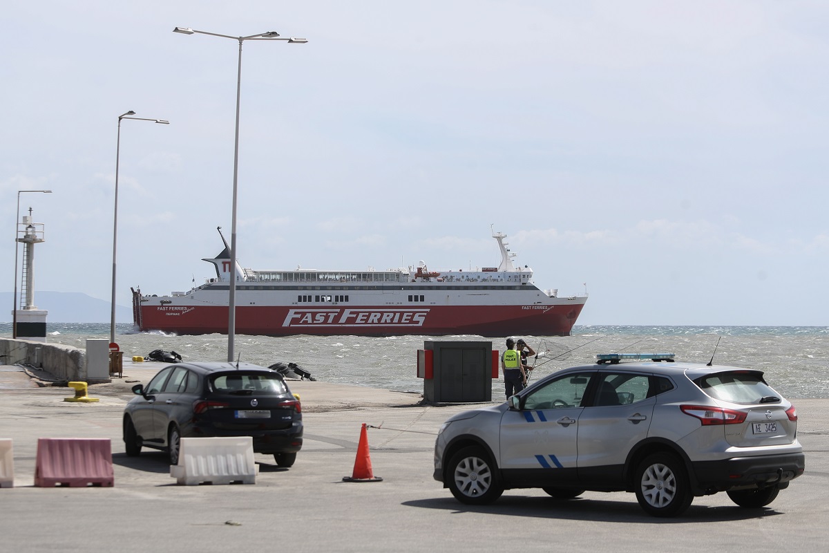 Ολοκληρώθηκε η επιχείρηση ανέλκυσης τριών αγκυρών πλοίων στο λιμάνι της Ραφήνας