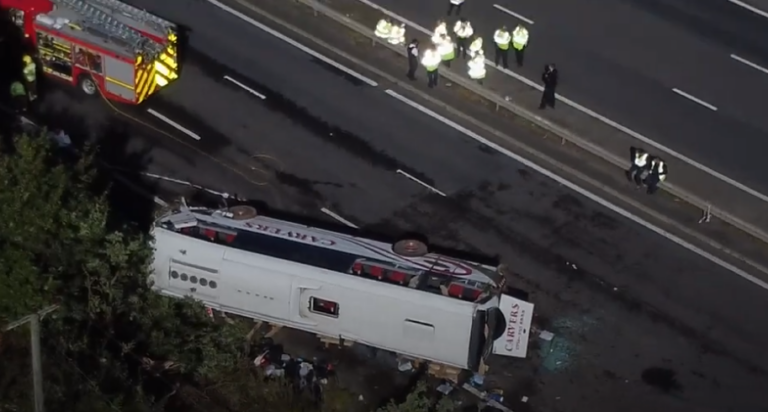 Ανατροπή σχολικού λεωφορείου στο Λίβερπουλ: Νεκρός ο οδηγός και μία 14χρονη (video)
