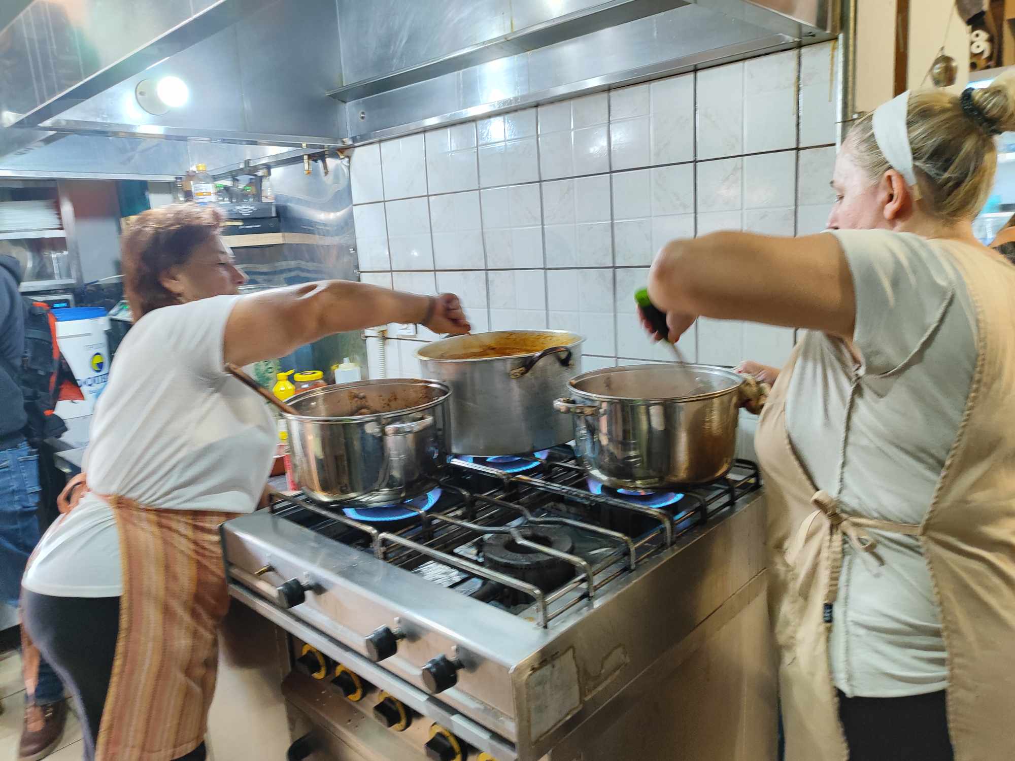 Καρδίτσα: Εθελοντές ετοιμάζουν φαγητό για τους πλημμυροπαθείς του Δήμου Παλαμά