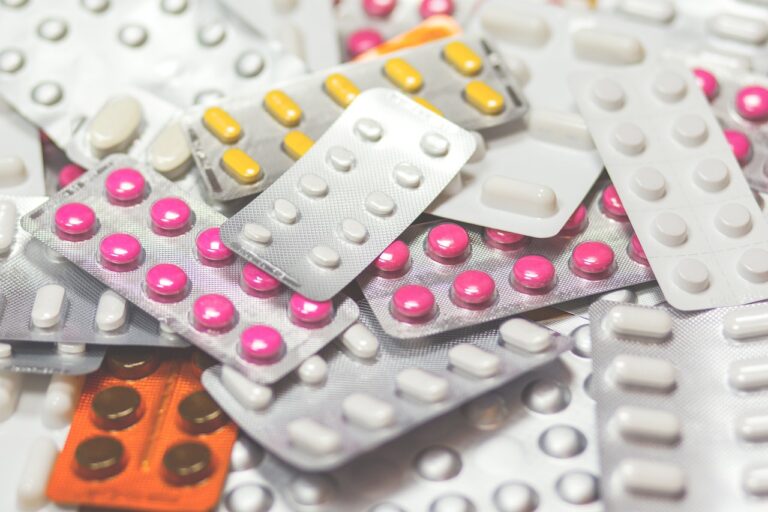Αλόγιστη χρήση αντιβιοτικών στην Ελλάδα: Δυσκολότερη η ίαση – Aνθεκτικότερα τα μικρόβια