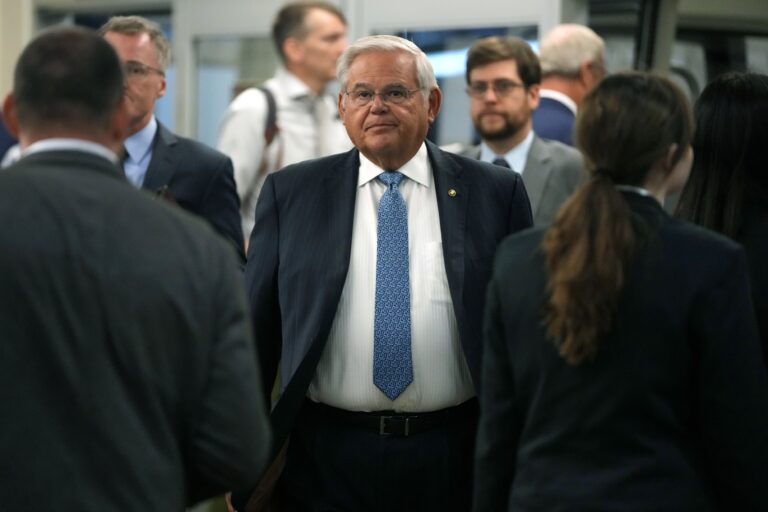 Μενέντεζ: Προσπαθούν να με φιμώσουν και να σκάψουν τον πολιτικό μου τάφο – Πρώτη αντίδραση μετά τις κατηγορίες για διαφθορά