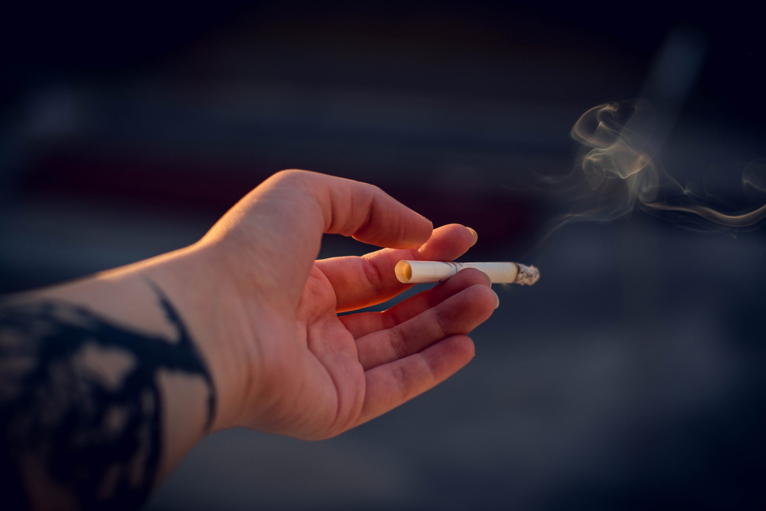 Βρετανία: Η κυβέρνηση θέλει να απαγορεύσει την πώληση τσιγάρων στην επόμενη γενιά