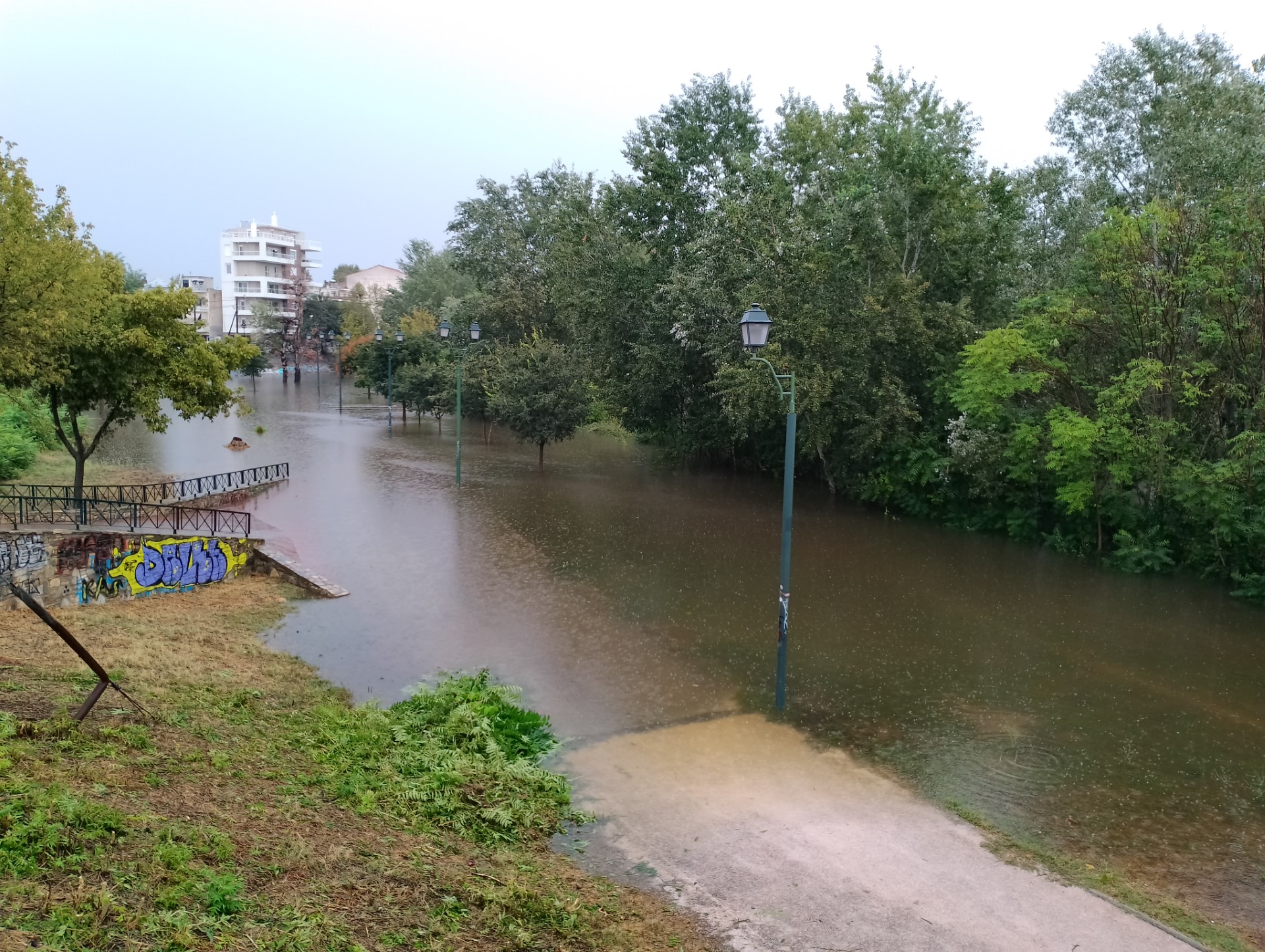 “Φουσκώνει” συνεχώς ο Πηνειός στη Λάρισα