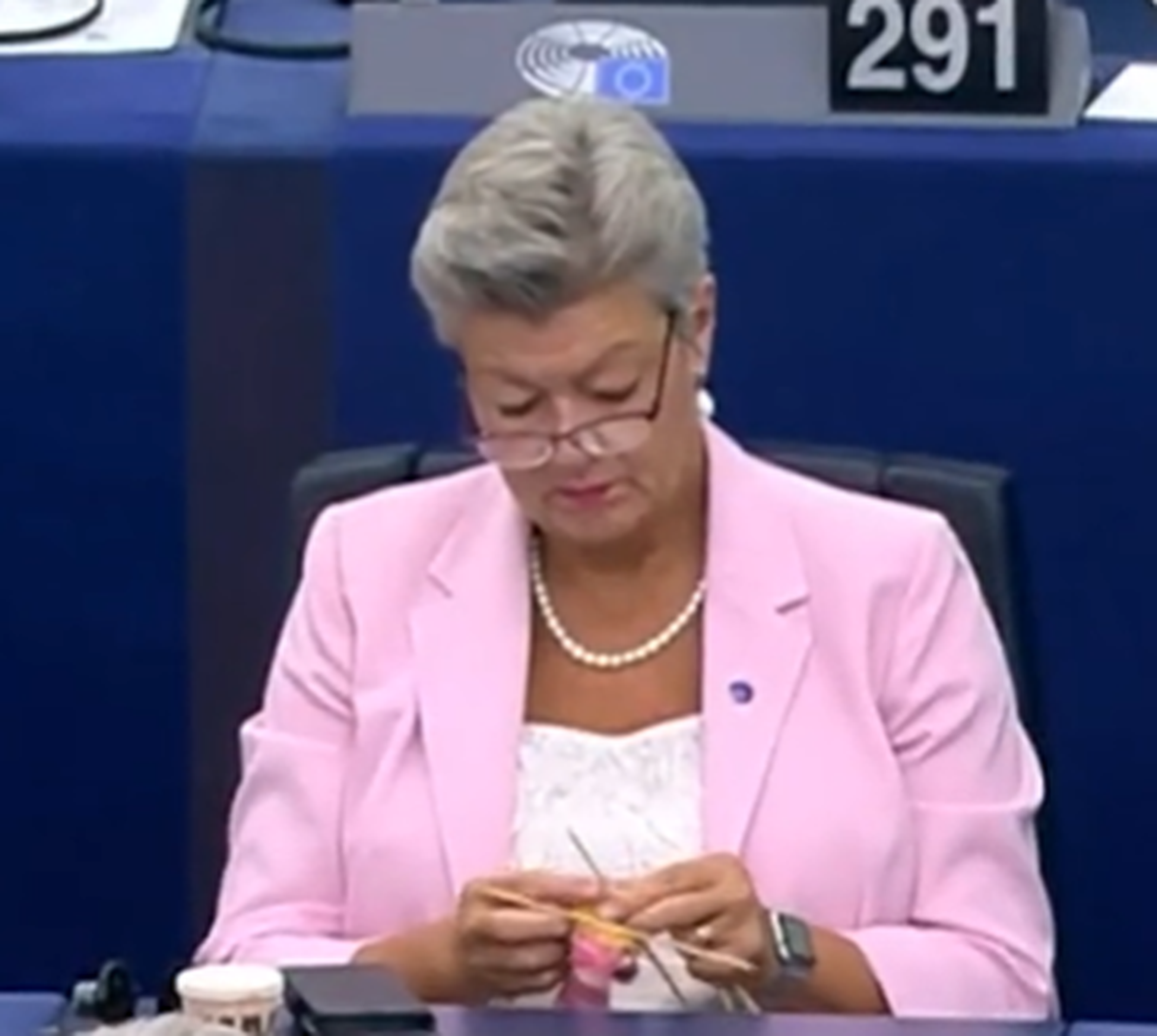 Η Φον Ντερ Λάιεν μιλούσε ευρωκοινοβούλιο και η επίτροπος, Ίλβα Γιόχανσον… έπλεκε ροζ κάλτσες