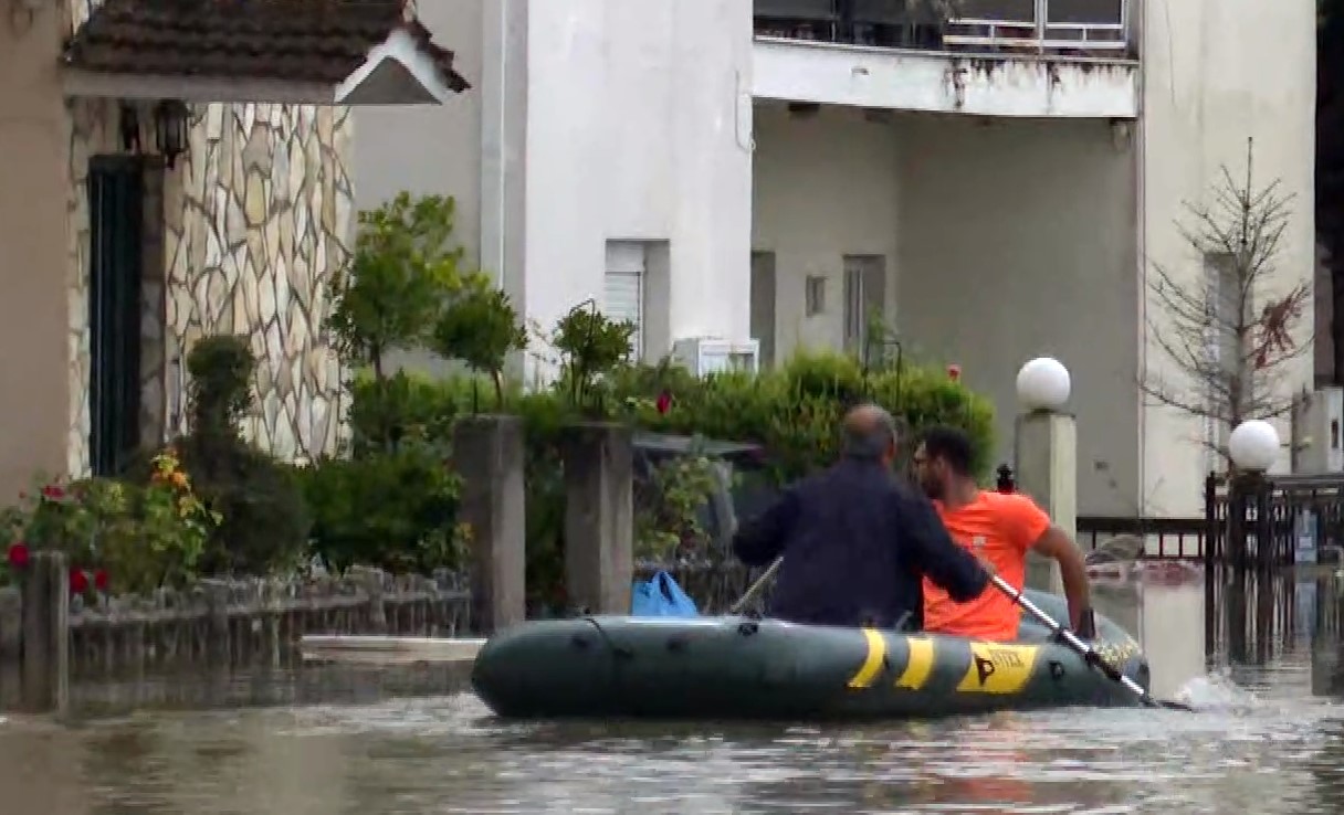 Σοκάρουν οι εικόνες από τη Θεσσαλία – Χωριά κάτω από το νερό, άνθρωποι εγκλωβισμένοι στα σπίτια τους