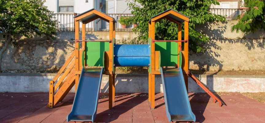 Δήμος Δυτικής Σάμου: Παρέδωσε οκτώ παιδικές χαρές ασφαλούς λειτουργίας στις κοινότητες