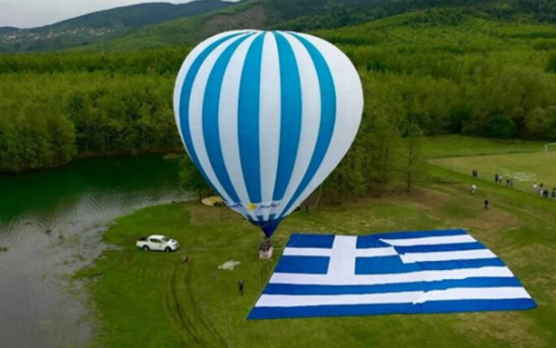 Η μεγαλύτερη ελληνική σημαία στον κόσμο υψώθηκε στη Λίμνη Πλαστήρα (video)