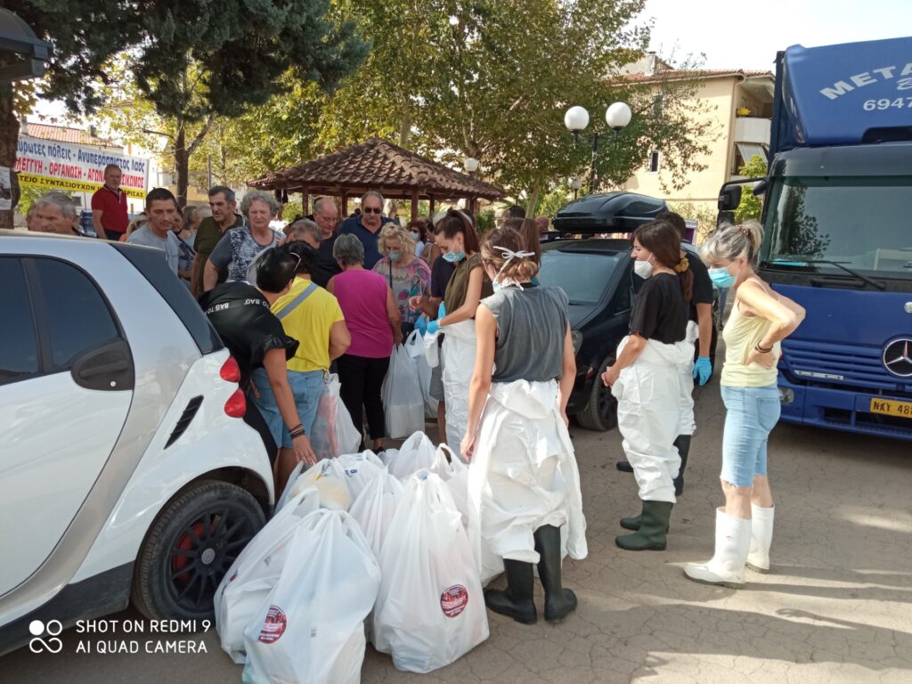 Βοήθεια στους πλημμυροπαθείς της Λάρισας από το Σωματείο Συνταξιούχων ΙΚΑ
