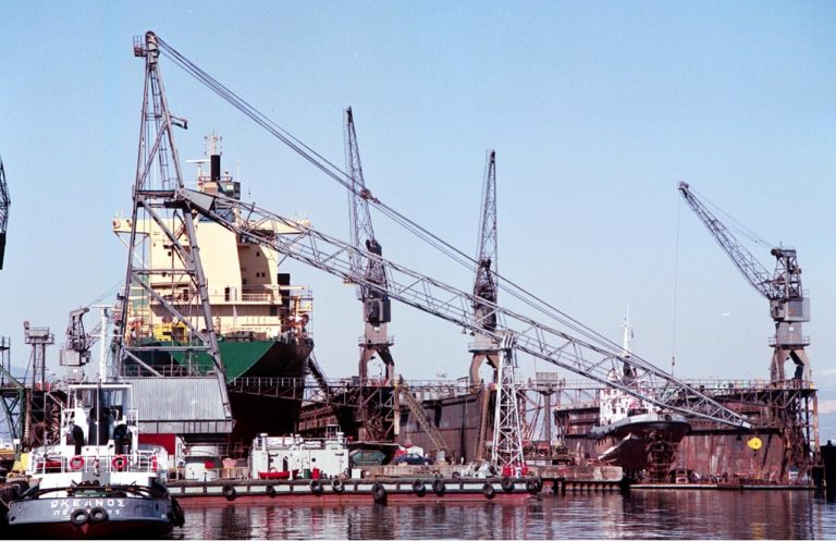 Παράταση του προγράμματος του Πολεμικού Ναυτικού ζητούν οι εργαζόμενοι των ναυπηγείων Σκαραμαγκά