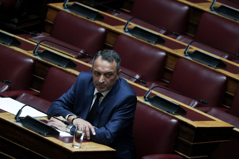 Υπό διάλυση οι Σπαρτιάτες που επιδίδονται σε αγώνα μπρα ντε φερ για την κρατική επιχορήγηση – Ποιος ο ρόλος Κασιδιάρη
