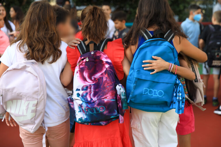 Με τη σκέψη στους πλημμυροπαθείς της Θεσσαλίας «χτύπησε» το πρώτο κουδούνι στα σχολεία