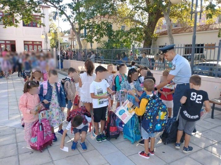 Λέσβος: Ενημερωτικά φυλλάδια διένειμαν αστυνομικοί σε μαθητές δημοτικών σχολείων