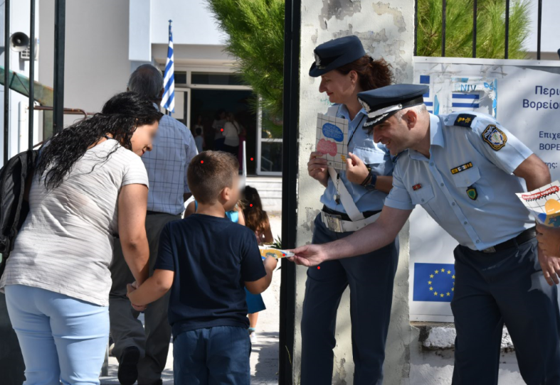 Λέσβος: Ενημερωτικά φυλλάδια διένειμαν αστυνομικοί σε μαθητές δημοτικών σχολείων