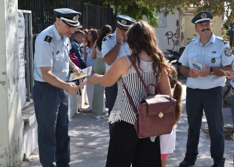 Λέσβος: Ενημερωτικά φυλλάδια διένειμαν αστυνομικοί σε μαθητές δημοτικών σχολείων