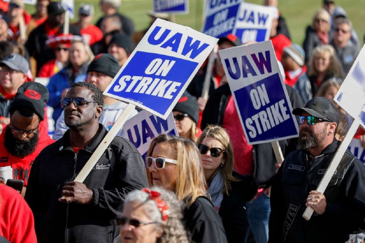 ΗΠΑ – United Auto Workers: Ιστορική απεργία στις αυτοκινητοβιομηχανίες General Motors, Stellantis και Ford