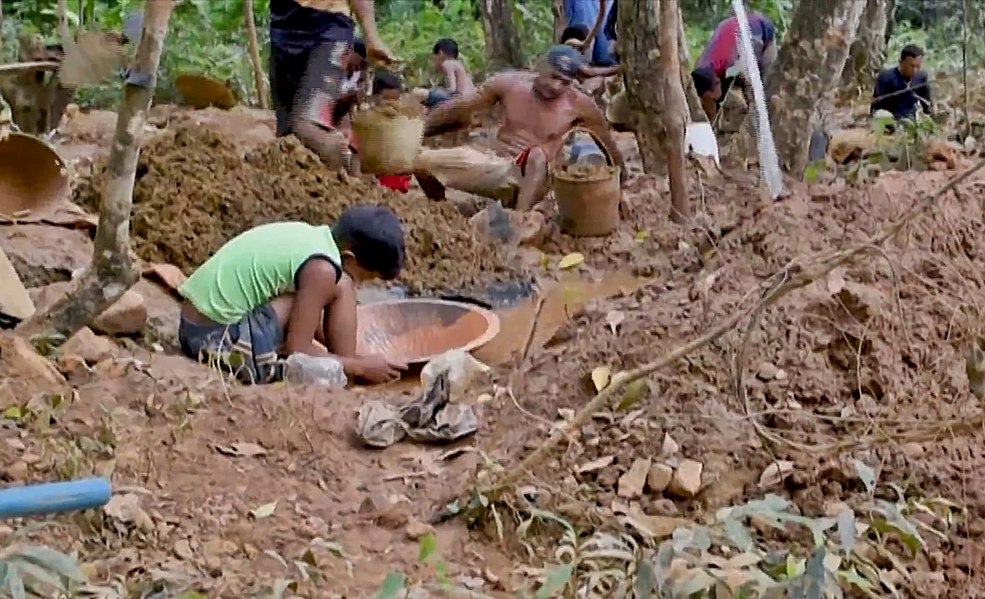 Ένθετο Κόσμος: Στην Βενεζουέλα, ανήλικα παιδιά εργάζονται σε αυτοσχέδια ορυχεία
