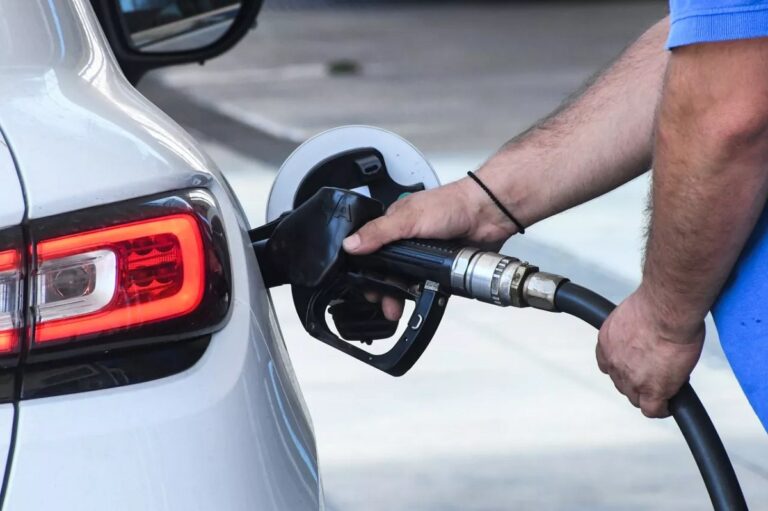 Στην ανηφόρα «χωρίς σταματημό» οι τιμές των καυσίμων – «Στα 2,03 μέχρι μεθαύριο η αμόλυβδη»