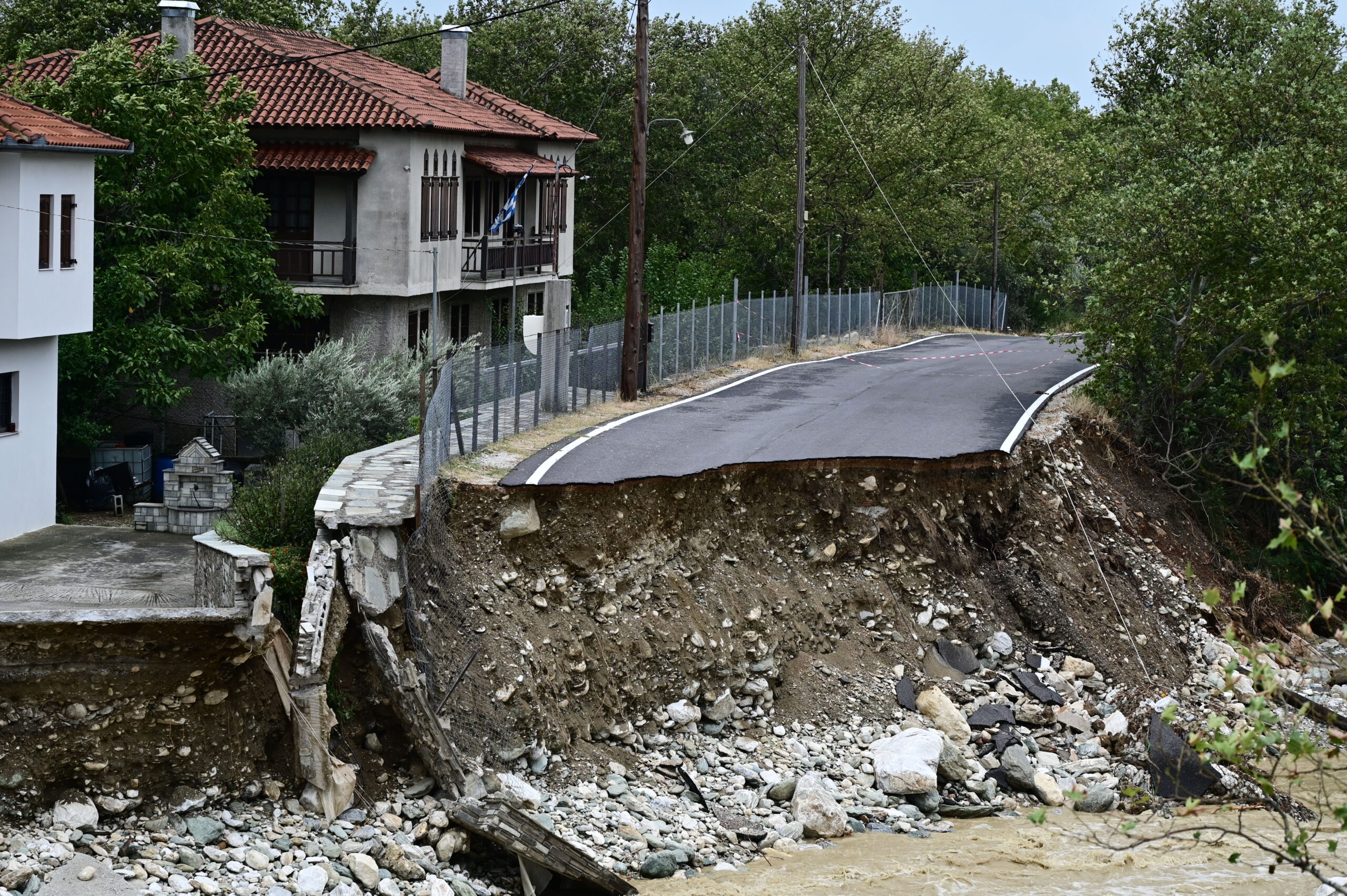 Εικόνες βιβλικής καταστροφής σε Βόλο και Πήλιο