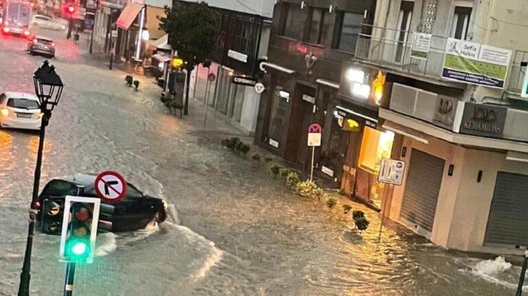 Σε εξέλιξη η κακοκαιρία Daniel: Πλημμύρες σε Βόλο και Πήλιο – Μήνυμα 112 στη Θεσσαλονίκη, live η πορεία της
