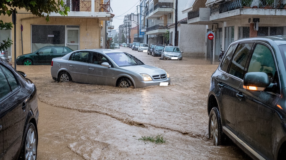 Λάρισα κακοκαιρία: Απεγκλωβισμοί πολιτών – Πλημμύρες και 112 για τα Φάρσαλα – Διακοπή κυκλοφορίας στην ΠΑΘΕ και σε άλλους δρόμους