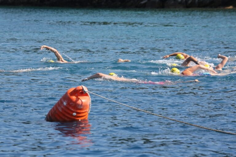 Κέρκυρα: Πενήντα κολυμβητές διέσχισαν το στενό Κέρκυρας – Αλβανίας