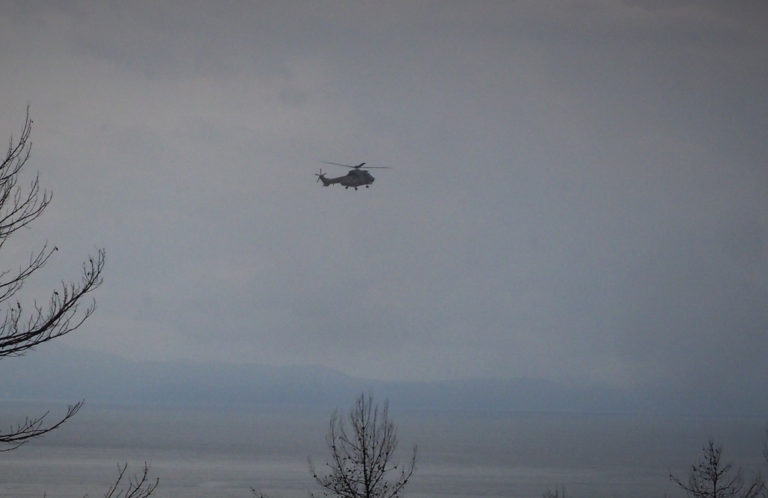Β. Εύβοια: Αγωνιώδεις έρευνες για το ελικόπτερο που κατέπεσε – Έμπειρος ο πιλότος, υπηρετούσε στην Αεροπορία