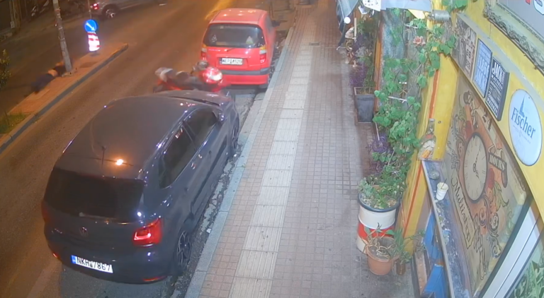 Θεσσαλονίκη: Τροχαίο με εγκατάλειψη-ΙΧ συγκρούστηκε με μοτοσικλέτα (video)