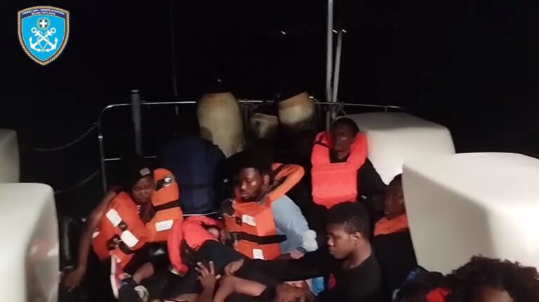 Σάμος: 47 μετανάστες διασώθηκαν από το Λιμενικό (βίντεο)