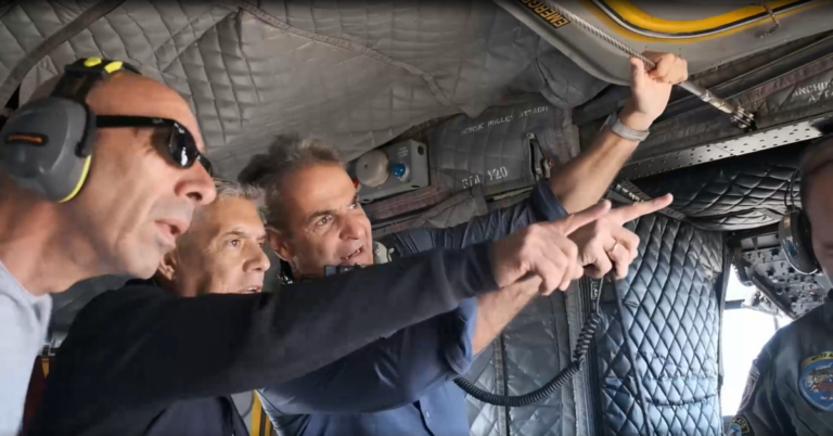 Ο Κυριάκος Μητσοτάκης πέταξε πάνω από τις πληγείσες περιοχές – Δείτε το βίντεο