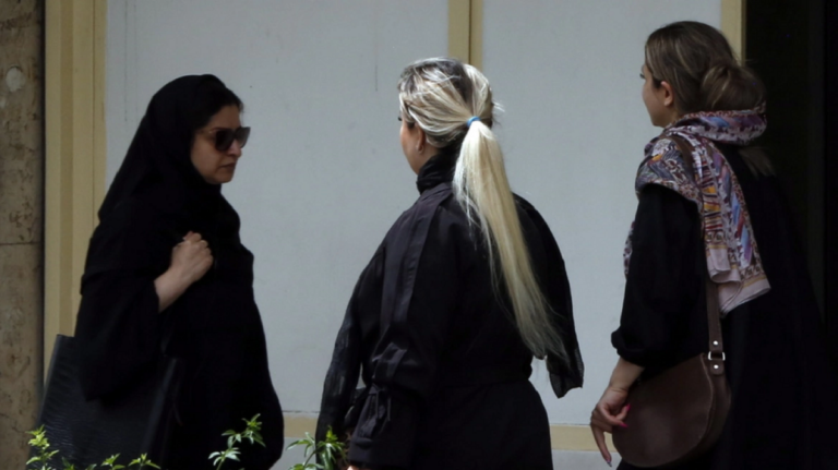 Ιράν: Ποινές φυλάκισης έως και 10 ετών για γυναίκες που δεν φορούν χιτζάμπ