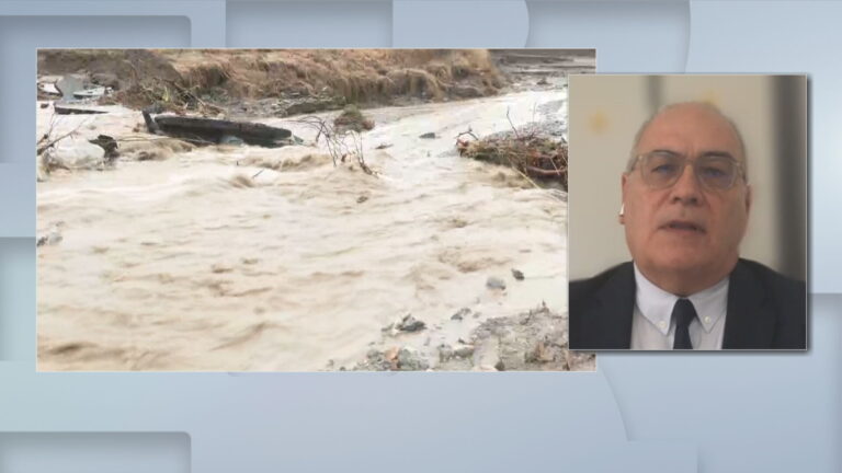 Δημήτρης Εμμανουλούδης στο ertnews.gr: «Στη φωτιά φεύγεις, στην πλημμύρα μένεις»