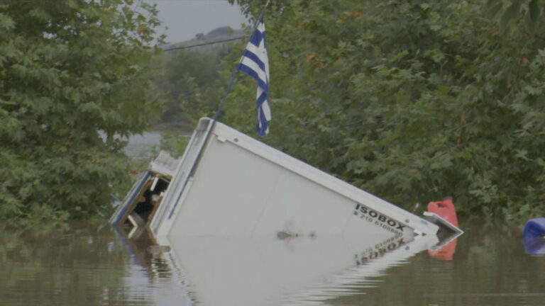 Συγκλονιστική εικόνα στο χωριό Πηνειάδα Τρικάλων με την ελληνική σημαία έξω από τα λασπόνερα