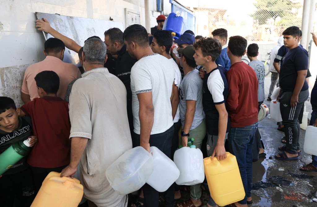 Χαν Γιουνίς: Διπλασιάστηκε ο πληθυσμός σε μια νύχτα – Χωρίς ανθρωπιστική βοήθεια η Γάζα «στραγγαλίζεται», σύμφωνα με τον ΟΗΕ