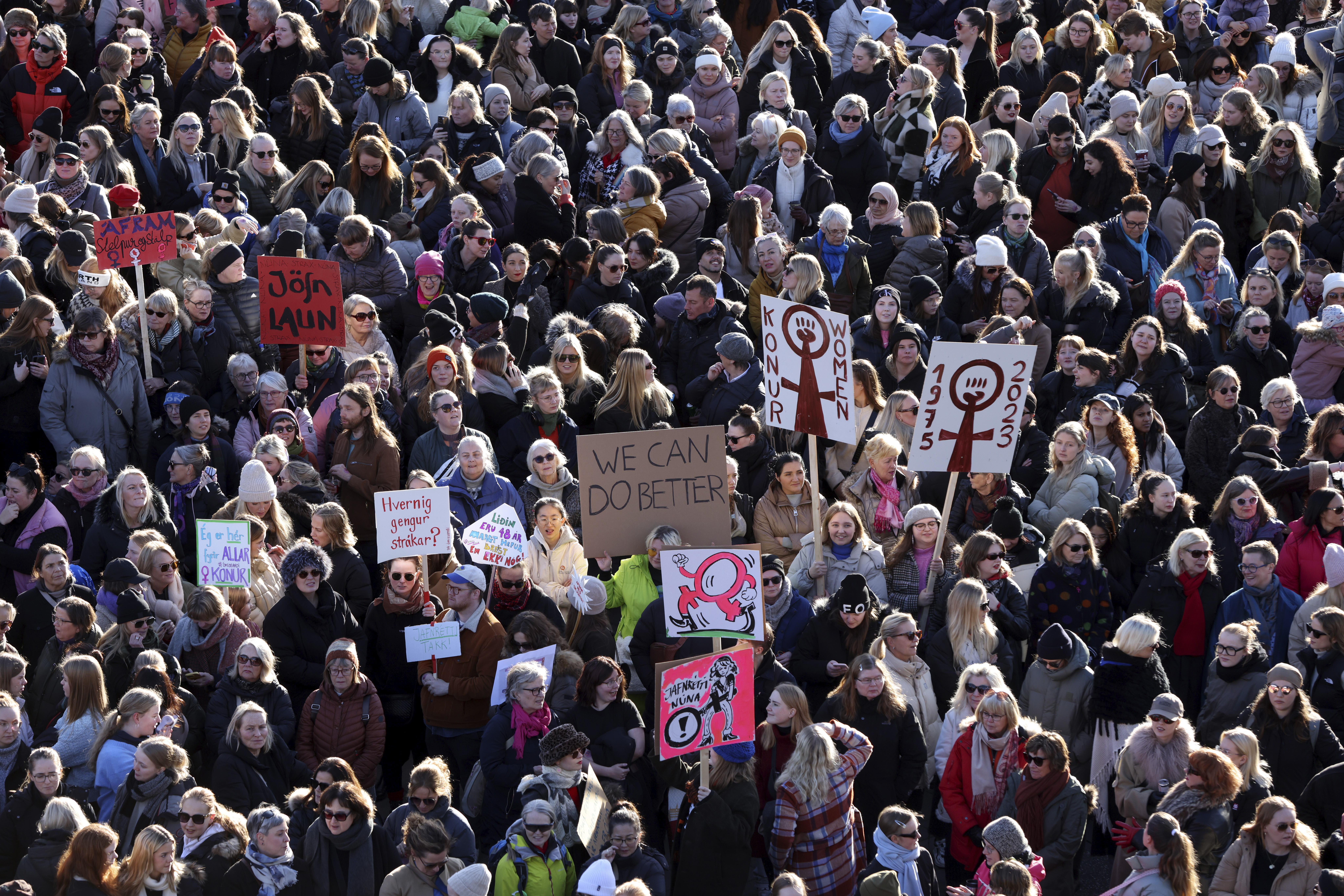 Ένθετο Κόσμος: «Εσείς το λέτε αυτό ισότητα;» Χιλιάδες γυναίκες στην Ισλανδία απεργούν για ίσες αμοιβές