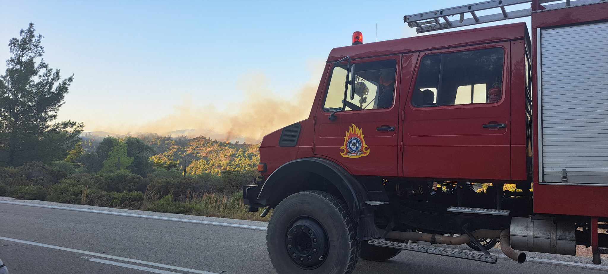 Υπό μερικό έλεγχο η πυρκαγιά που ξέσπασε σε χαμηλή βλάστηση στην περιφερειακή Αιγάλεω στον Ασπρόπυργο