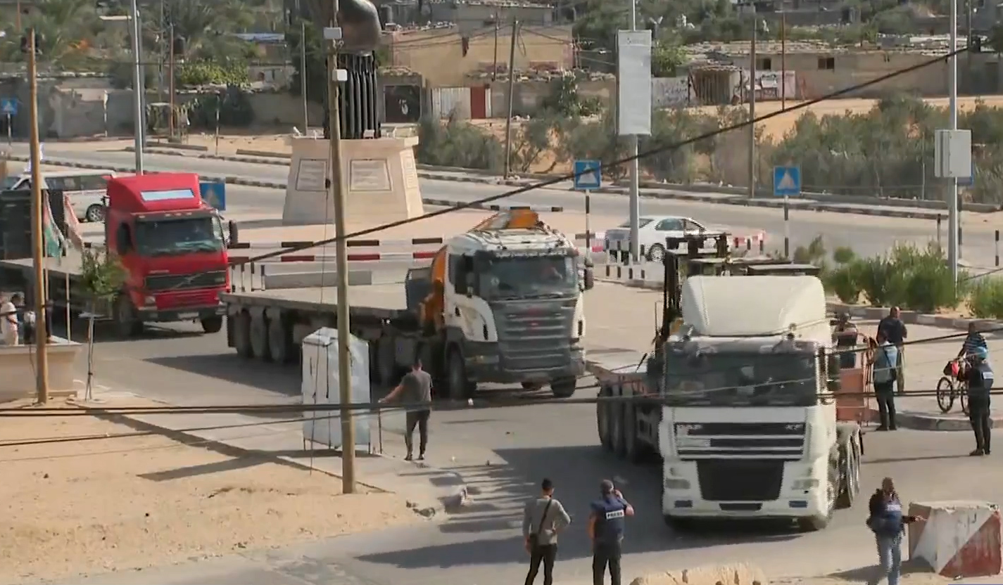 Μεσανατολικό: Φορτηγά που μεταφέρουν ανθρωπιστική βοήθεια εισέρχονται στο πέρασμα της Ράφα