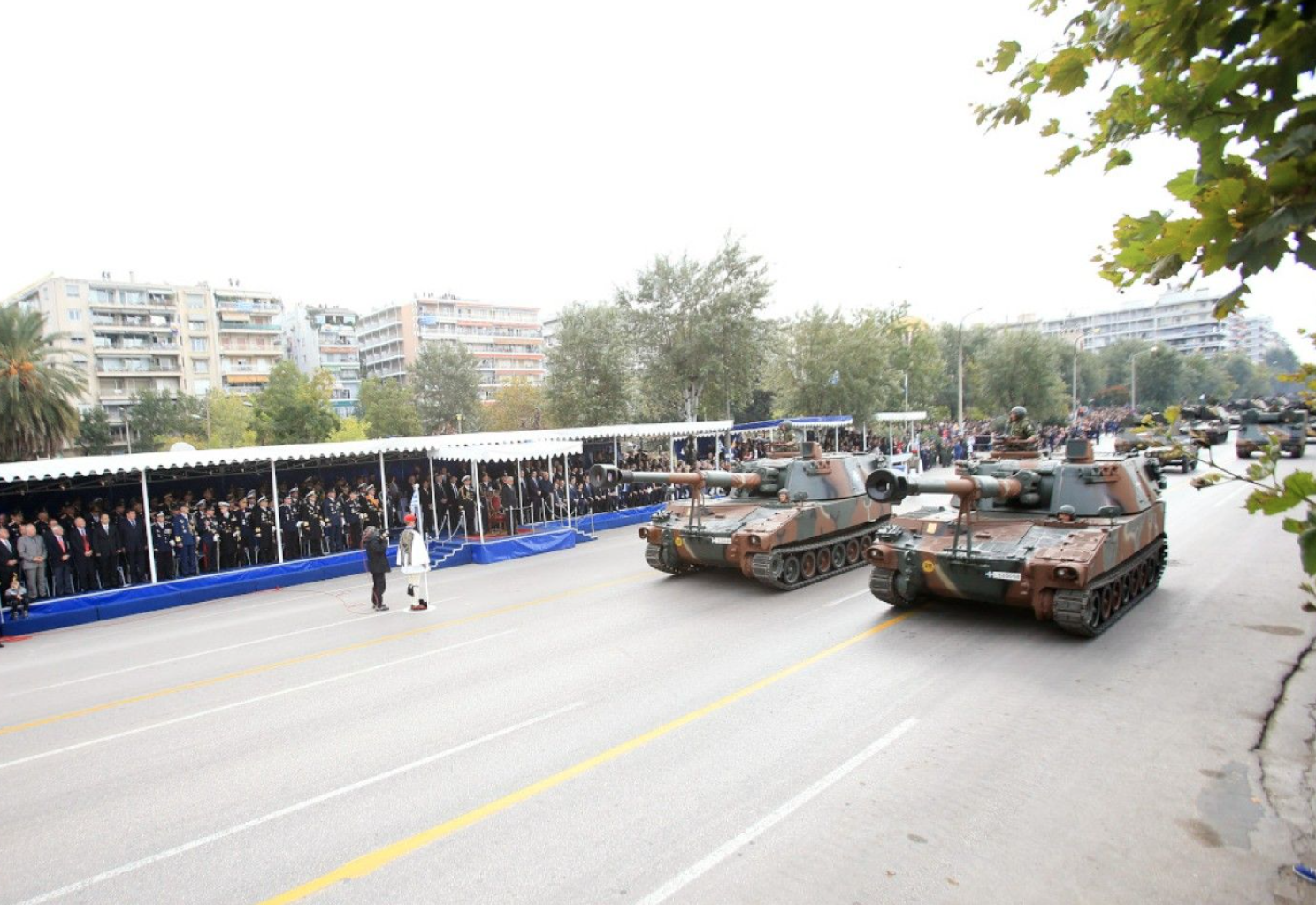 Θεσσαλονίκη: Κορυφώνονται οι εκδηλώσεις του εορταστικού τριημέρου-H  στρατιωτική παρέλαση και η επίδειξη του μαχητικού αεροσκάφους F-16