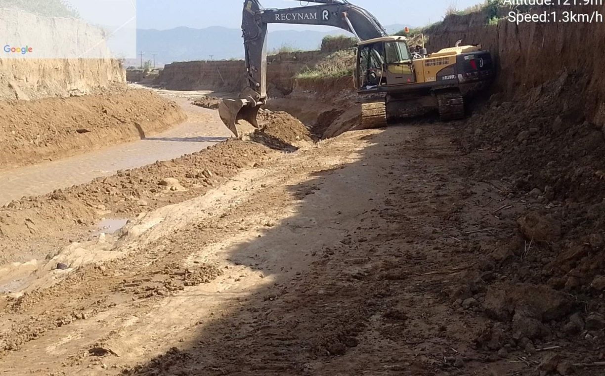 Σε εξέλιξη οι εργασίες αποκατάστασης δρόμων και αναχωμάτων στη Θεσσαλία