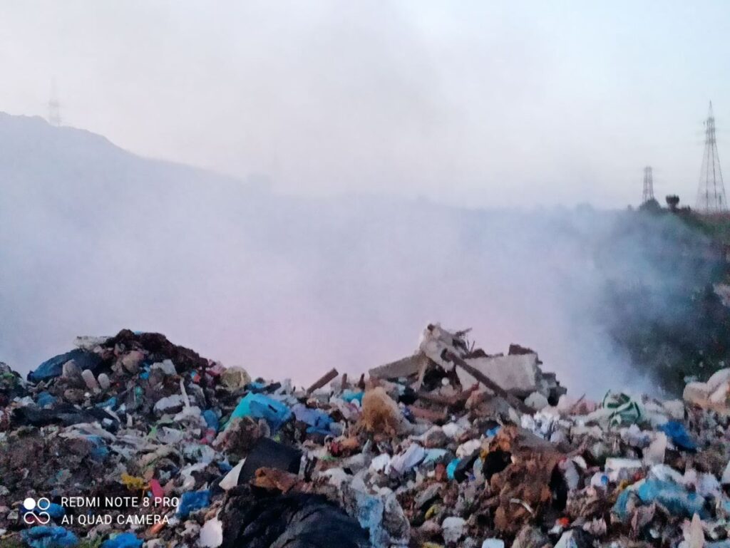 Λάρισα: Κίνδυνος για το περιβάλλον και τη δημόσια υγεία από φωτιά σε χωματερή της Χάλκης