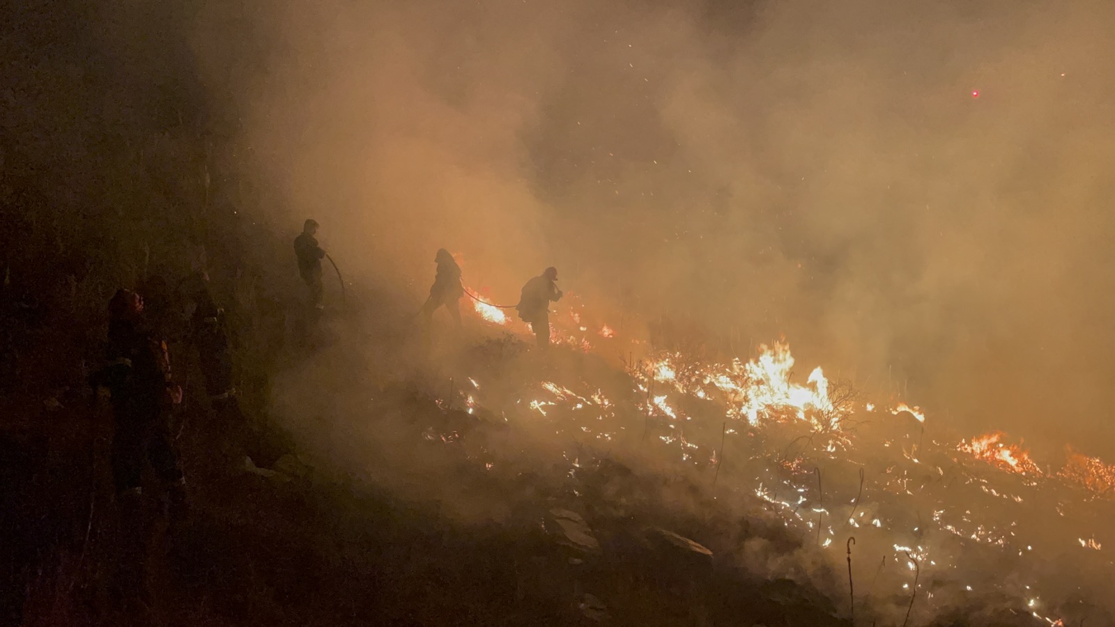 Ηράκλειο: Σηκώθηκε ελικόπτερο για τη φωτιά στον Αμπελούζο – Σε ύφεση τη νύχτα – Αναμένεται επιδείνωση των ανέμων (βίντεο)