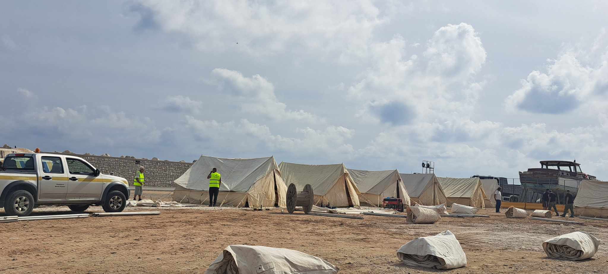 Ρόδος: Σκηνές για τους πρόσφυγες στο λιμάνι της Ακαντιάς